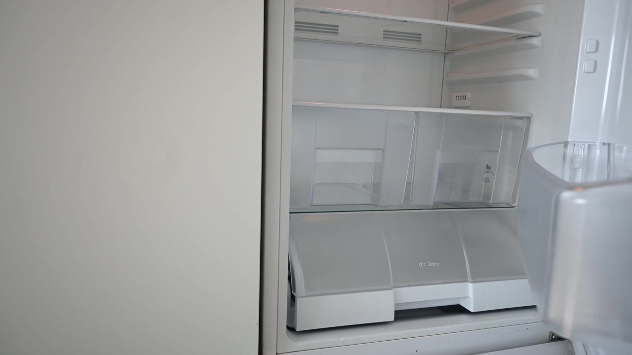 Otevírání prázdné lednice doma