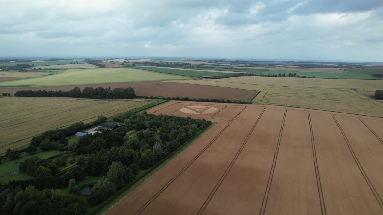 Kornkreis-Muster "Rasiermesser", Luftaufnahme über dem Hackpen Hill, Landschaft von Swindon 2023, England