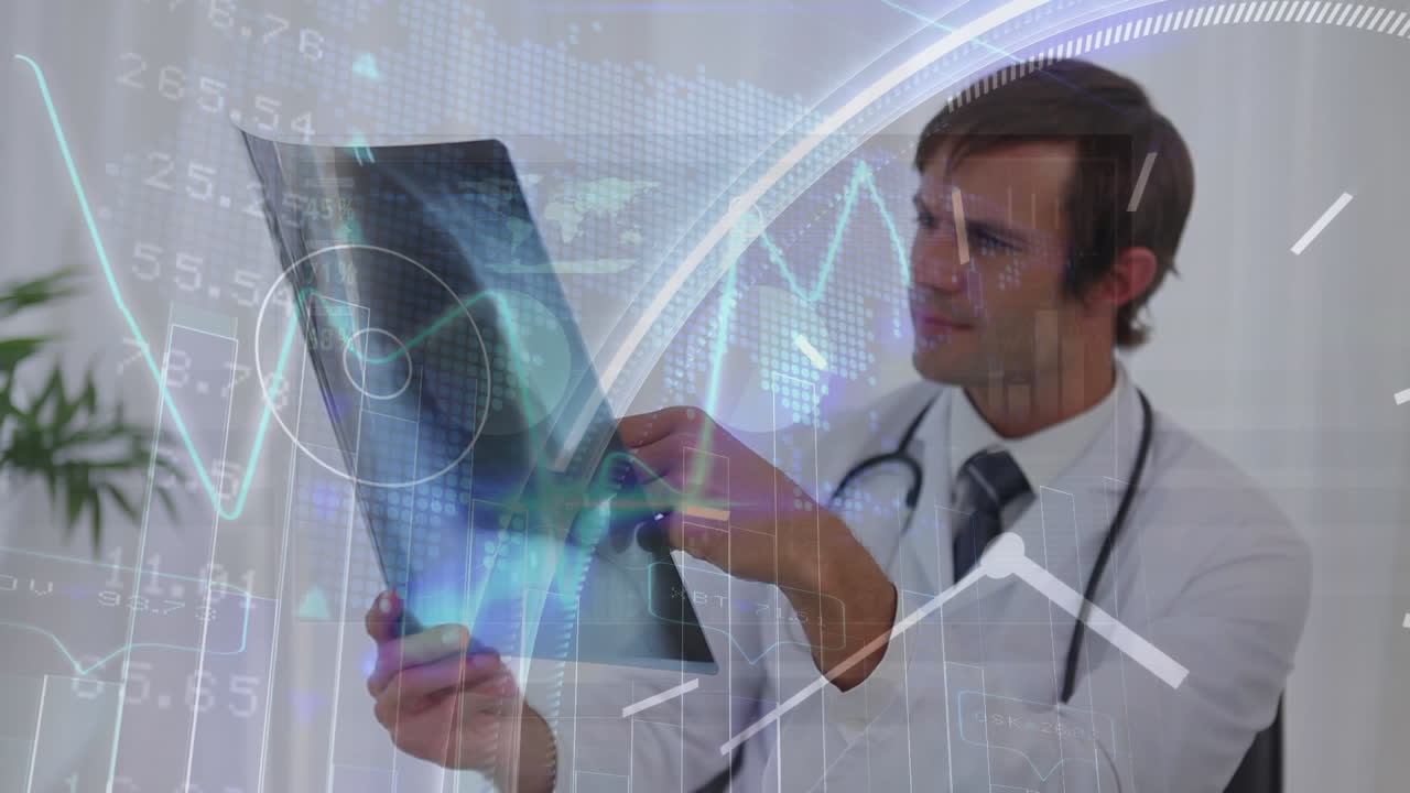 animación del procesamiento de datos estadísticos sobre un médico caucásico examinando el informe de rayos x en el hospital