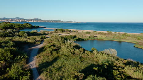 Flug-über-Einen-Pfad,-Der-Zum-Strand-Saint-Aygulf-Führt.-Luftaufnahme-Frankreich,-Côte-D&#39;Azur