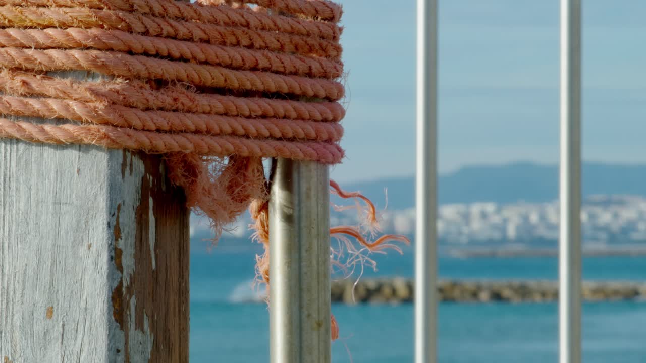 una cuerda naranja atada alrededor de un poste.
