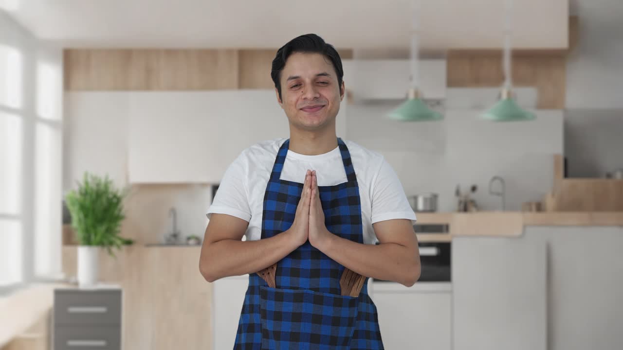 cocinero indio feliz haciendo namaste