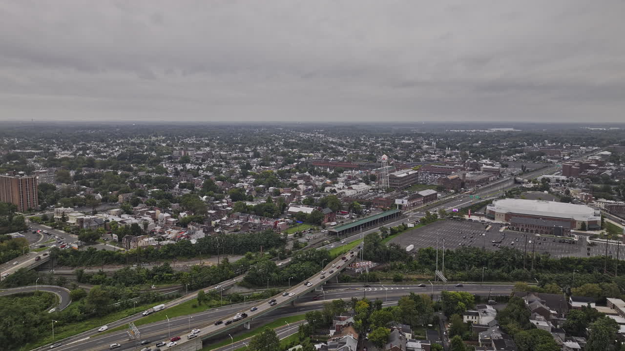 Veduta aerea di Trenton, New Jersey v15, sorvolo del quartiere Ewing e Carroll che cattura il paesaggio urbano residenziale e il traffico autostradale sotto un cielo coperto - Ripreso con Mavic 3 Pro Cine - Settembre 2023