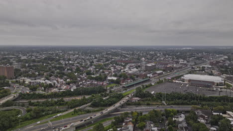 Trenton,-New-Jersey,-Luftaufnahme-Des-V15-Überflugs-über-Das-Viertel-Ewing-Und-Carroll,-Die-Die-Wohnlandschaft-Und-Den-Autobahnverkehr-Unter-Einem-Bewölkten-Himmel-Einfängt-–-Aufgenommen-Mit-Mavic-3-Pro-Cine-–-September-2023