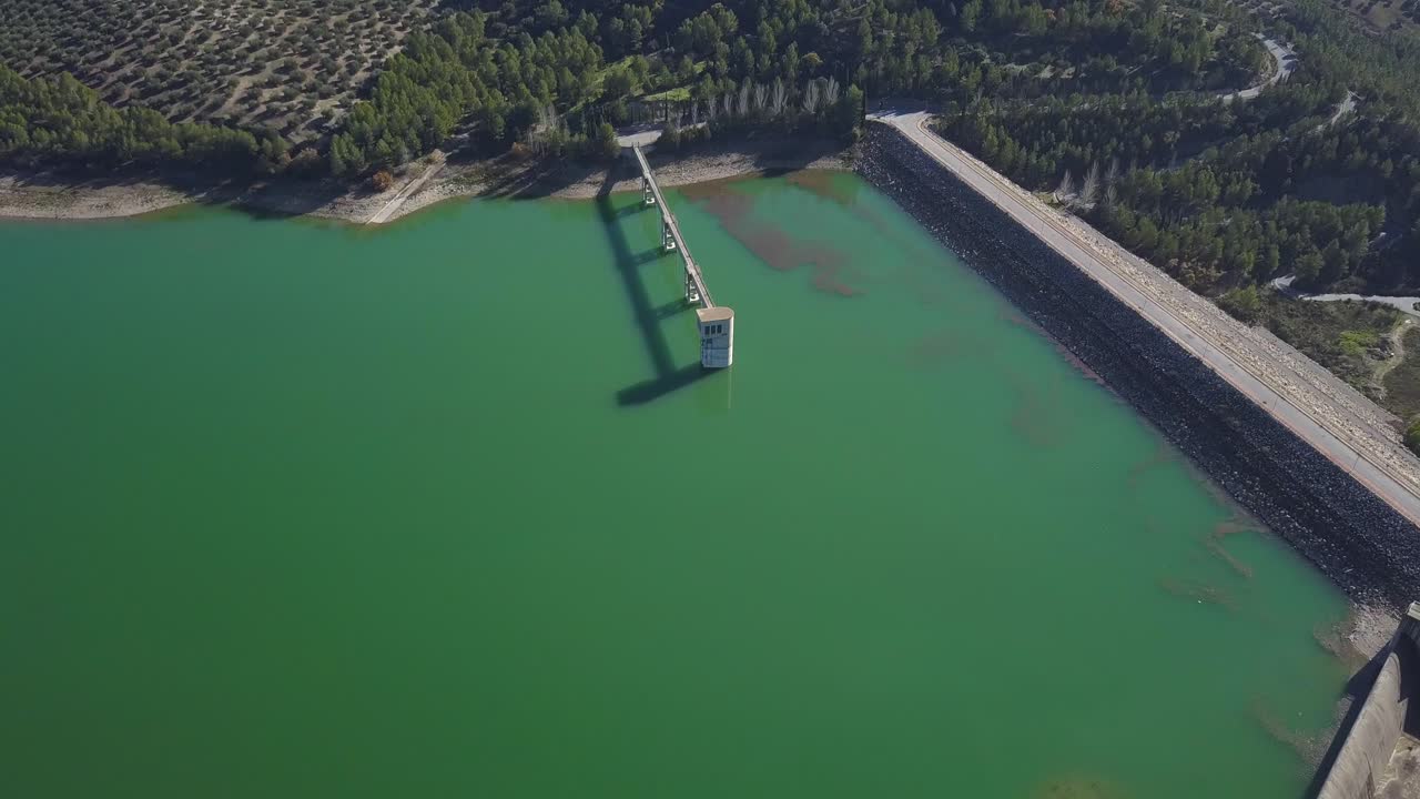 vista aérea de un gran embalse con una torre de control y un puente en el sur de españa