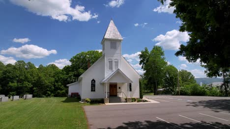 Antena-A-Través-De-Las-Ramas-De-Los-árboles-Para-Revelar-La-Capilla-De-La-Iglesia-Cerca-De-Abingdon-Y-Damasco,-Virginia.