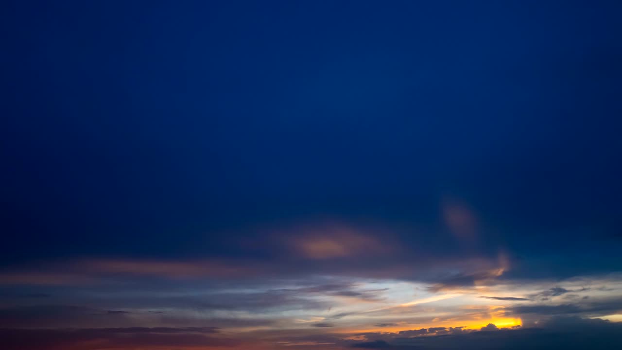 해가 지는 배경에 그림 같은 구름 흐름