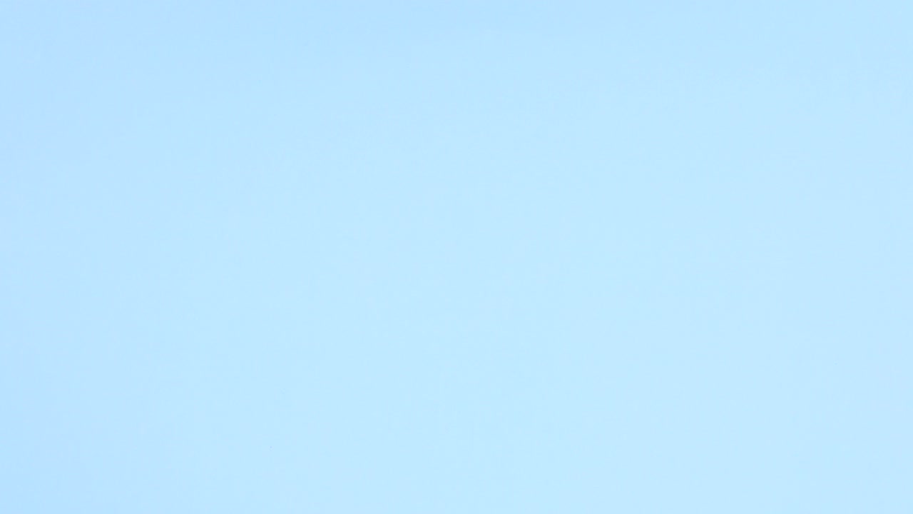 las galletas dulces aparecen en un plato blanco y una taza de leche en el tema azul y la mano toma una galleta y leche. detenga el movimiento