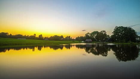 La-Vibrante-Luz-Del-Sol-Dorada-Durante-La-Puesta-De-Sol-Se-Refleja-Sobre-El-Sereno-Lago.