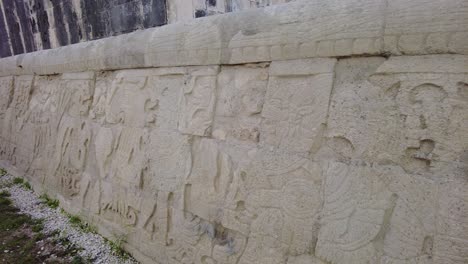intrincados jeroglíficos que adornan las majestuosas estructuras de esta ciudad precolombina chitzen itza