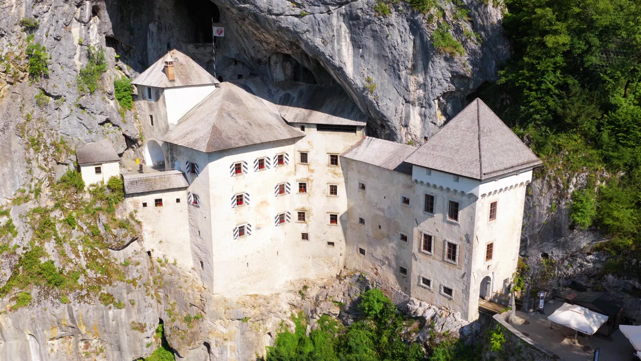 Renässansarkitektur av Predjama slott i Inre Krain, Slovenien. Flygfoto med nedåtlutning.