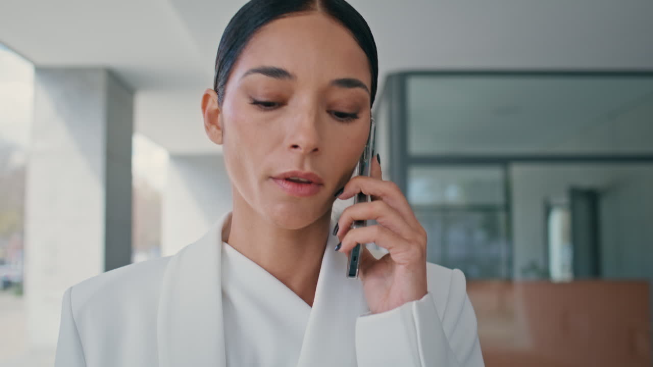 스트레스를 받은 여성이 비즈니스 센터에서 가까이 걸어가고 있습니다. 불만족한 여성