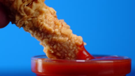 tiras de pollo sumergidas en salsa de tomate en un cuenco.