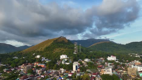 vista aérea de una ciudad ubicada en un valle entre montañas