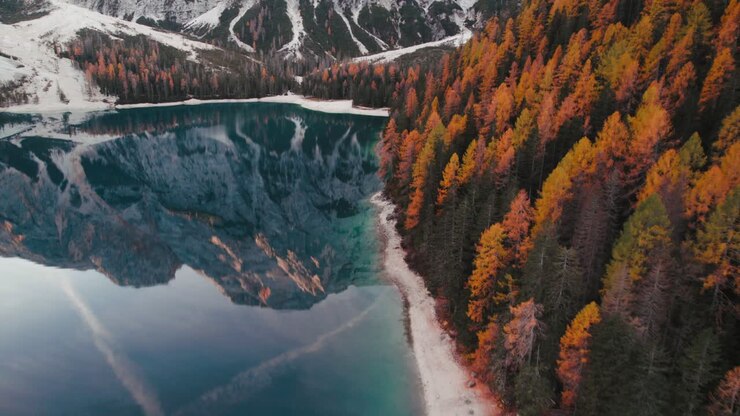 4K Herbst Drohnen-Luftaufnahme Lago di Braies Pragser Wildsee Dolomiten Italien 2022