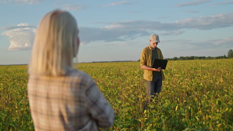 agricultor y mujer en el campo de soja
