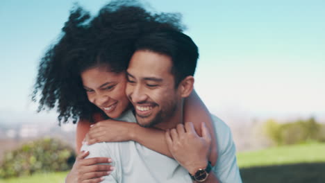 la espalda de cerdo, la sonrisa o la pareja con amor