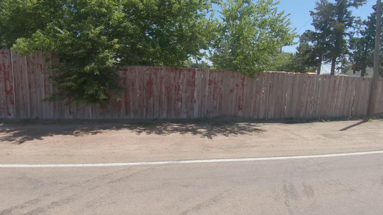 길가에 버려진 낡은 헛간