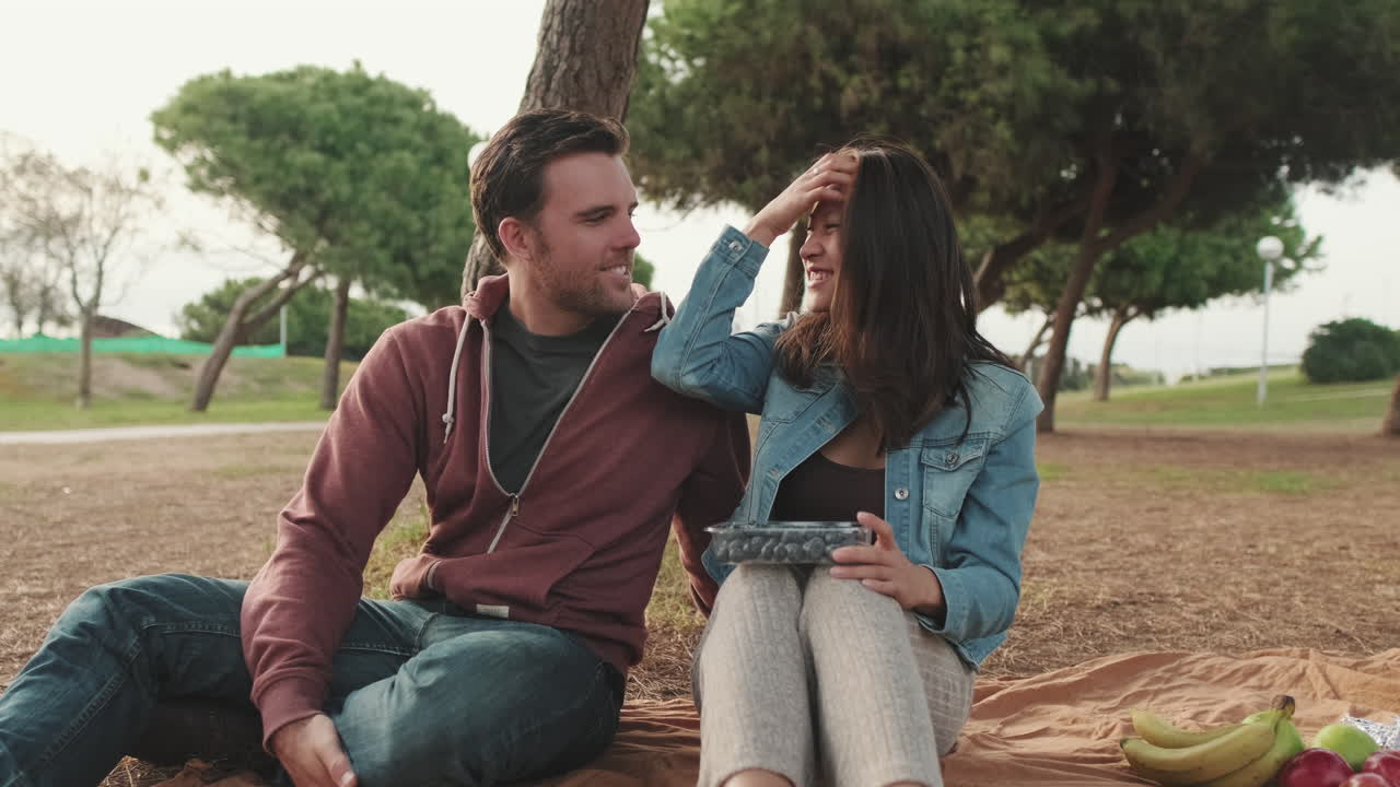 Una pareja disfrutando de un picnic en el parque