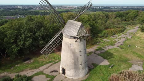 Bidston-Hill-Stillgelegte-Ländliche-Mühle-Restaurierte-Traditionelle-Holzsegel-Windmühle-Birkenhead-Luftaufnahme-Steigende-Nahaufnahme-Kippen-Nach-Unten