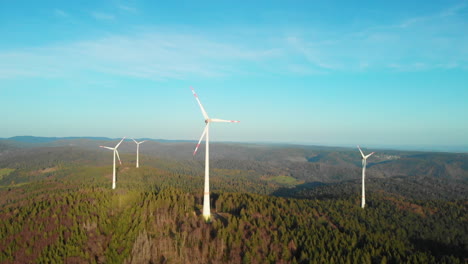 Vier-Schwarzwald-Windkraftanlagen-Drehen-Sich-Auf-Dem-Berg-30fps-4k