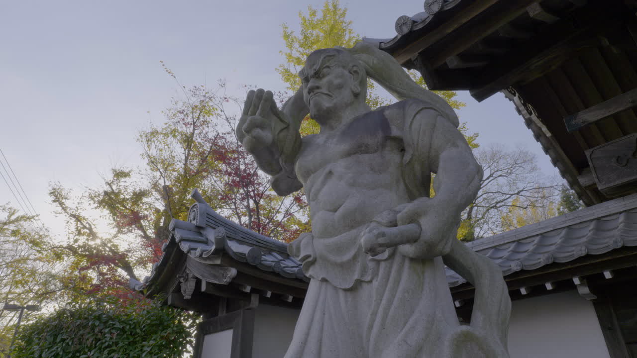 니오는 악령과 악마들, 그리고 인간 도들로부터 성전을 지키고 보호하기 위해 그곳에 있습니다.