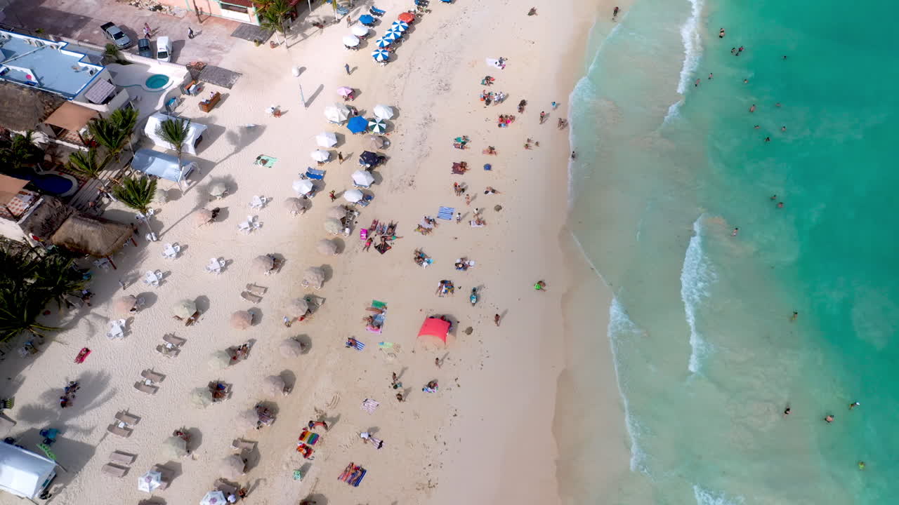 reveladora toma de drones de la costa de playa del carmen y resorts con gente en la playa