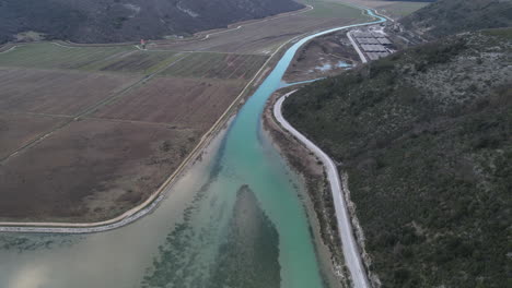 Hermoso-4k-Drone-Río-Rasa,-Rasa-Trget-Croacia,-Sobre-Agua-Azul