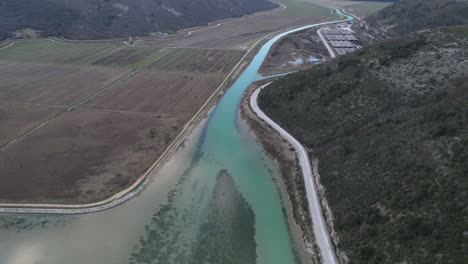 hermoso 4k drone río rasa, rasa trget croacia, sobre agua azul