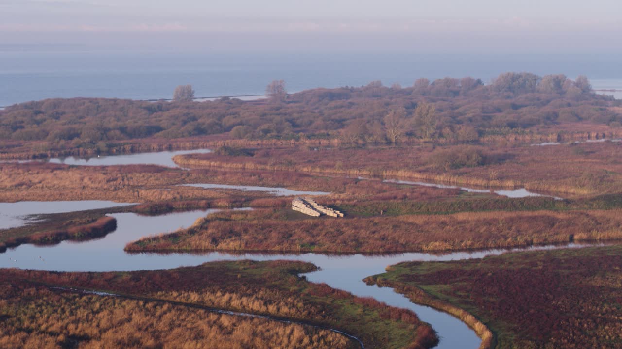 un vasto pantano costero que es un popular santuario de aves, korendijkse slikken