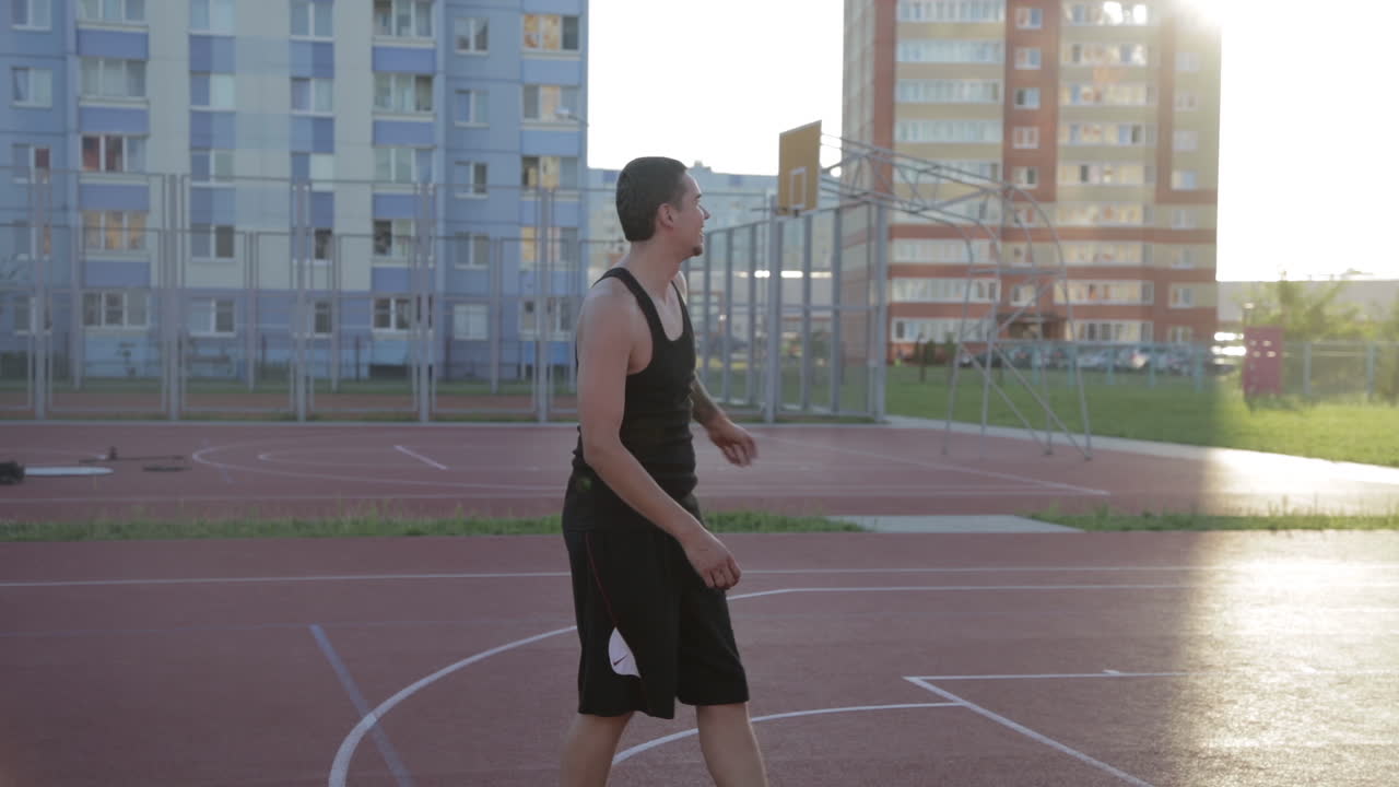 hombres jugando al baloncesto en una cancha al aire libre