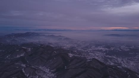 Vista-Panorámica-De-Las-Montañas-Apuseni-Y-Hermosa-Puesta-De-Sol