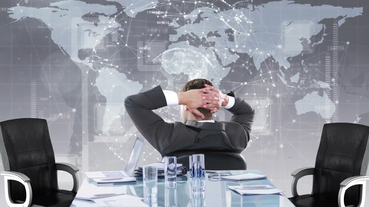 задний вид бизнесмена, смотрящего на технологический интерфейс