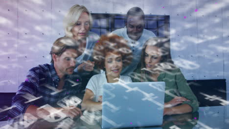 animación de codificación binaria sobre un grupo de estudiantes que usan una computadora portátil