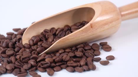 granos de café en cucharas de madera