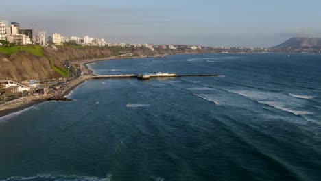 Restaurante-La-Rosa-Nautica-Junto-Al-Mar-Con-El-Distrito-De-Chorrillos-Al-Fondo-En-Miraflores,-Lima,-Perú