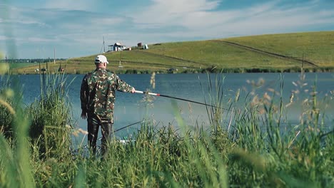 El-Pescador-Saca-Una-Línea-Con-Una-Caña-De-Pescar.