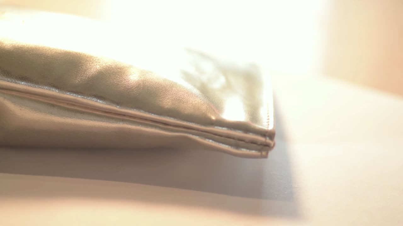 케이스에서 선글라스 꺼내기