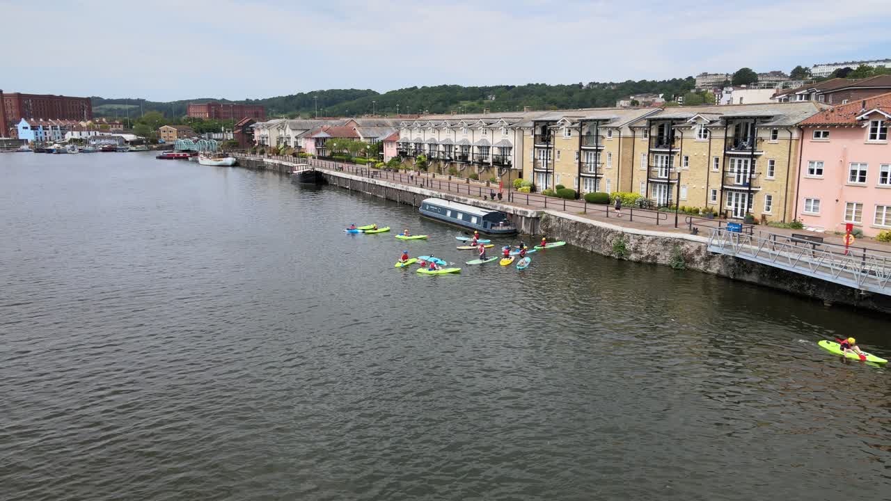 grupo de personas en canoas en el río avon bristol city uk drone imágenes