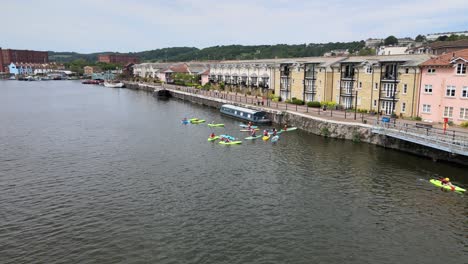 grupo de personas en canoas en el río avon bristol city uk drone imágenes