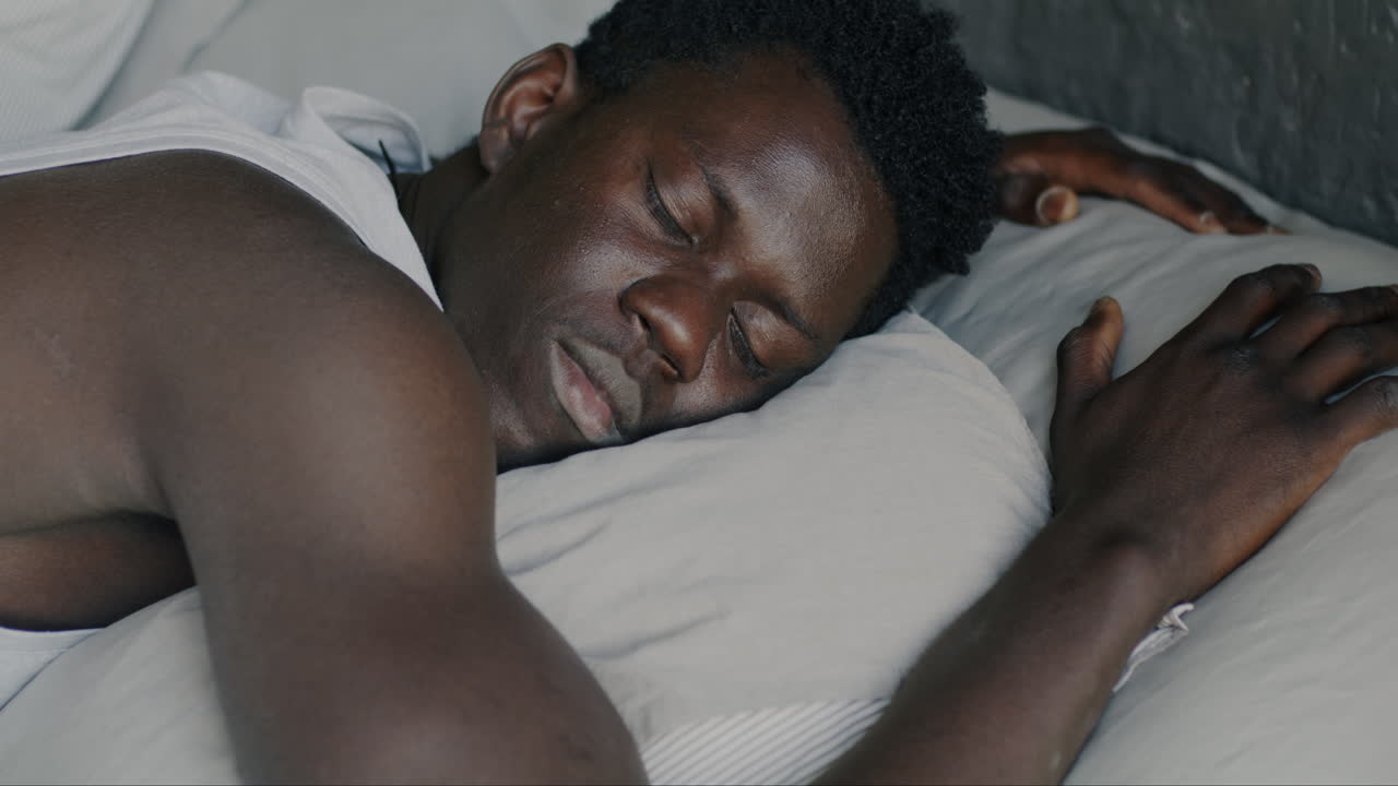 hombre durmiendo en la cama