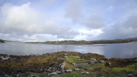 Lapso-De-Tiempo-De-Nubes-Que-Soplan-Sobre-El-Agua-En-El-Castillo-De-Doe-Cerca-De-Creeslough-En-El-Condado-De-Donegal,-Irlanda