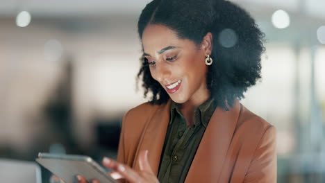 Mujer-En-La-Oficina-Con-Tableta,-Desplazamiento-Y-Pensamiento