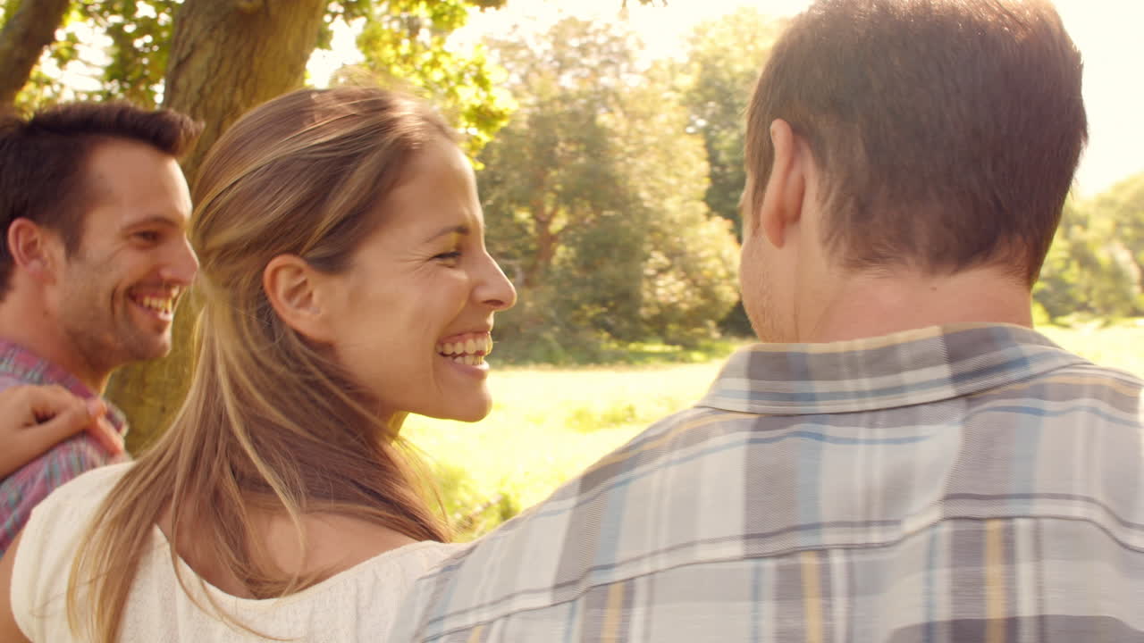 시골 에서 함께 고 있는 네 명 의 친구 들