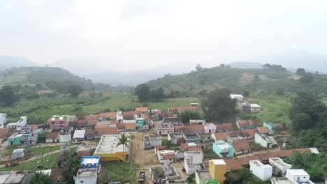 Toma-De-Movimiento-De-Pedestal-De-Drone-Aéreo-Revela-Pequeño-Pueblo-Rural-En-La-Cima-De-Las-Colinas-|-Movimiento-Vertical