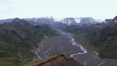 volando más allá de la cresta de la montaña con una vista impresionante del valle de thórsmörk en islandia, antena