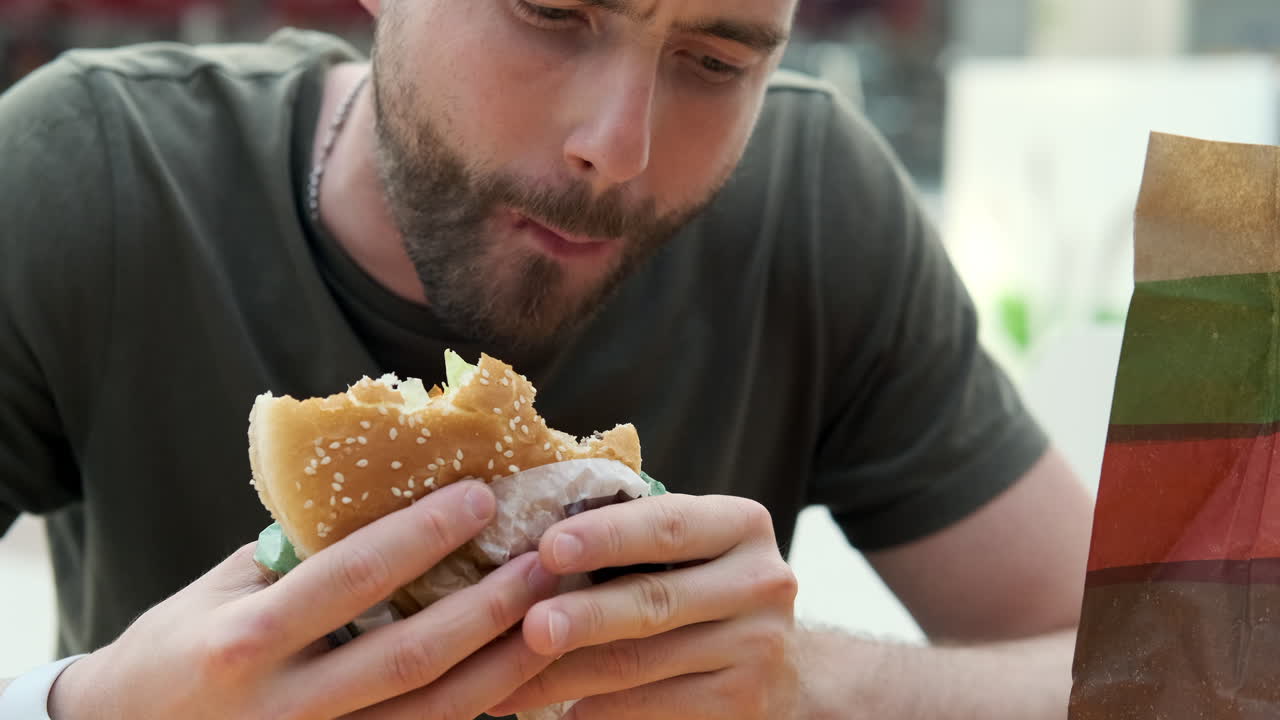hombre comiendo una hamburguesa