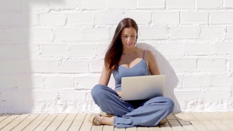 Junge-Frau-Arbeitet-An-Einem-Laptop-In-Der-Sonne