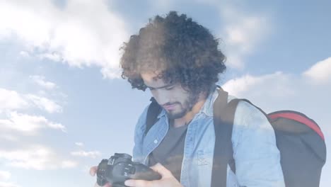 Fotógrafo-Afroamericano-Haciendo-Clic-En-Fotografías-Con-Cámara-Digital-Contra-Las-Nubes-En-El-Cielo