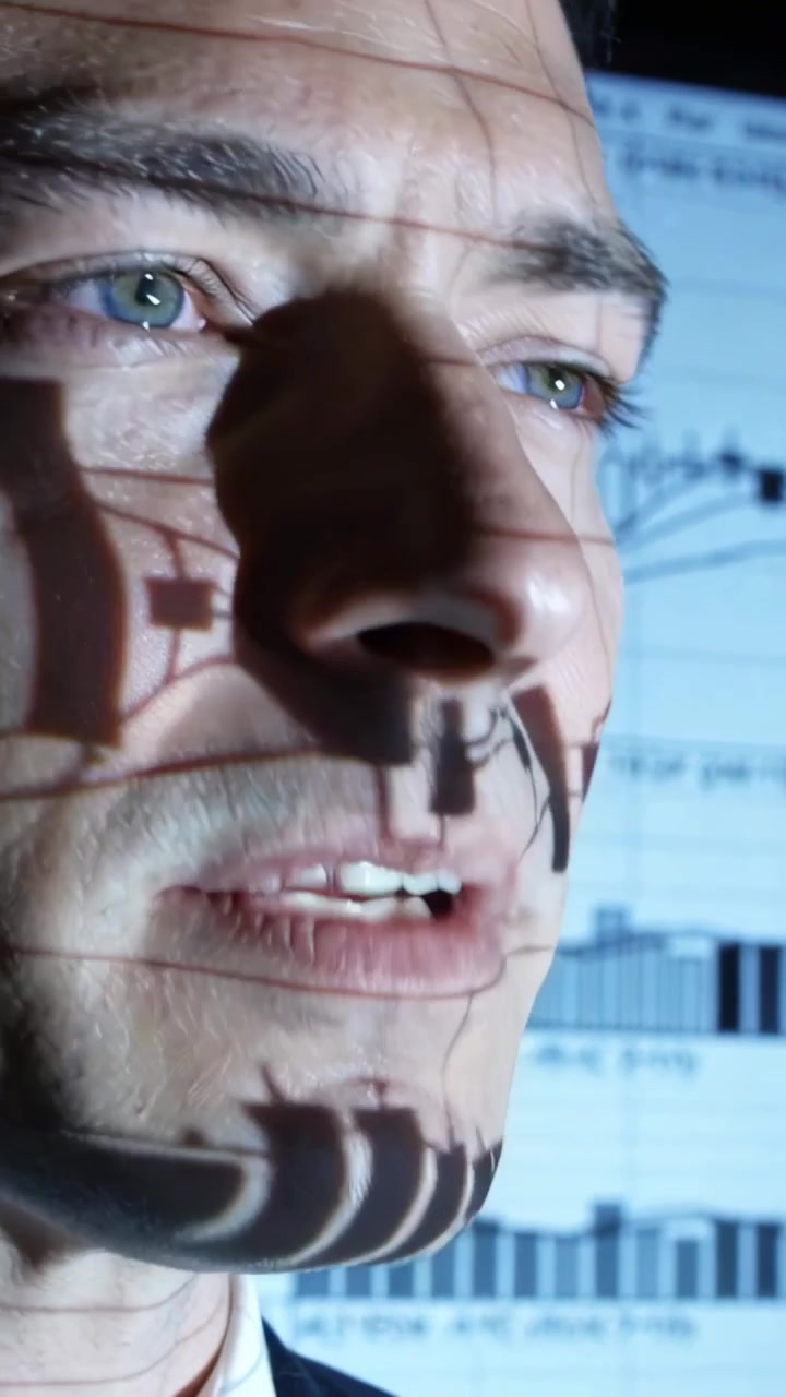 Vídeo vertical: Projetor exibindo gráfico sobre homem de terno falando olhando para o relatório da reunião